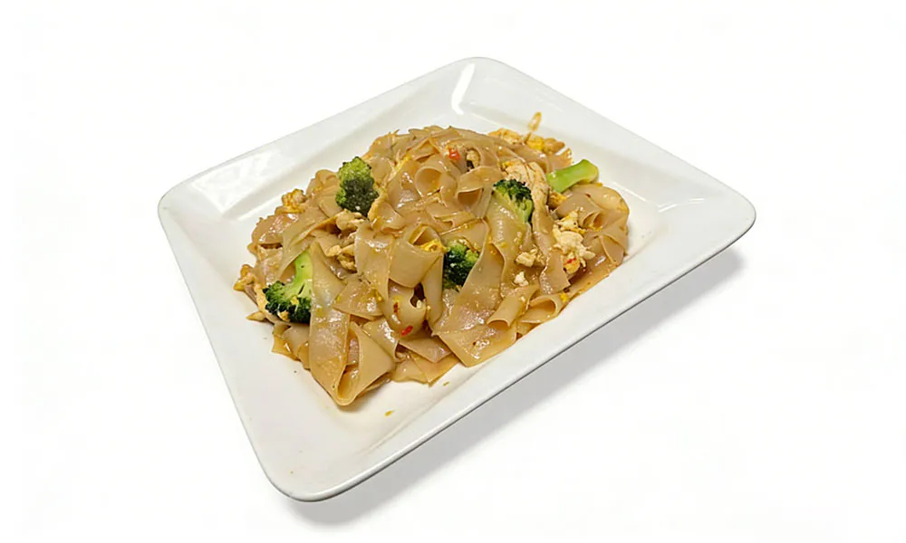 Stir-fried wide rice noodles with chicken and broccoli at Pho Thi, a Vietnamese Restaurant in Oregon City